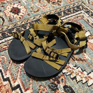 Nearly New Men’s Teva Sandals